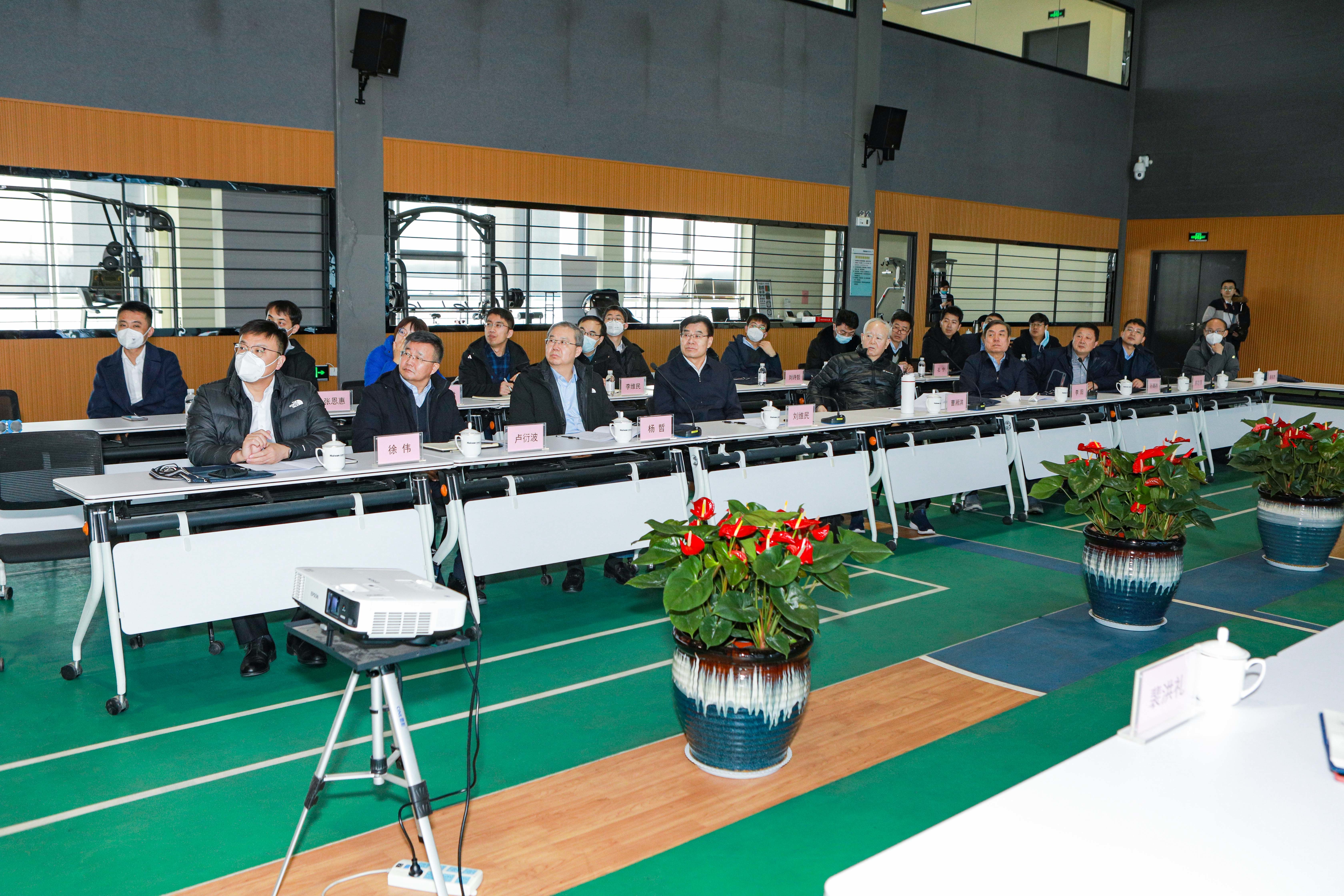 院士行專(zhuan)家組到訪海(hai)灣化學