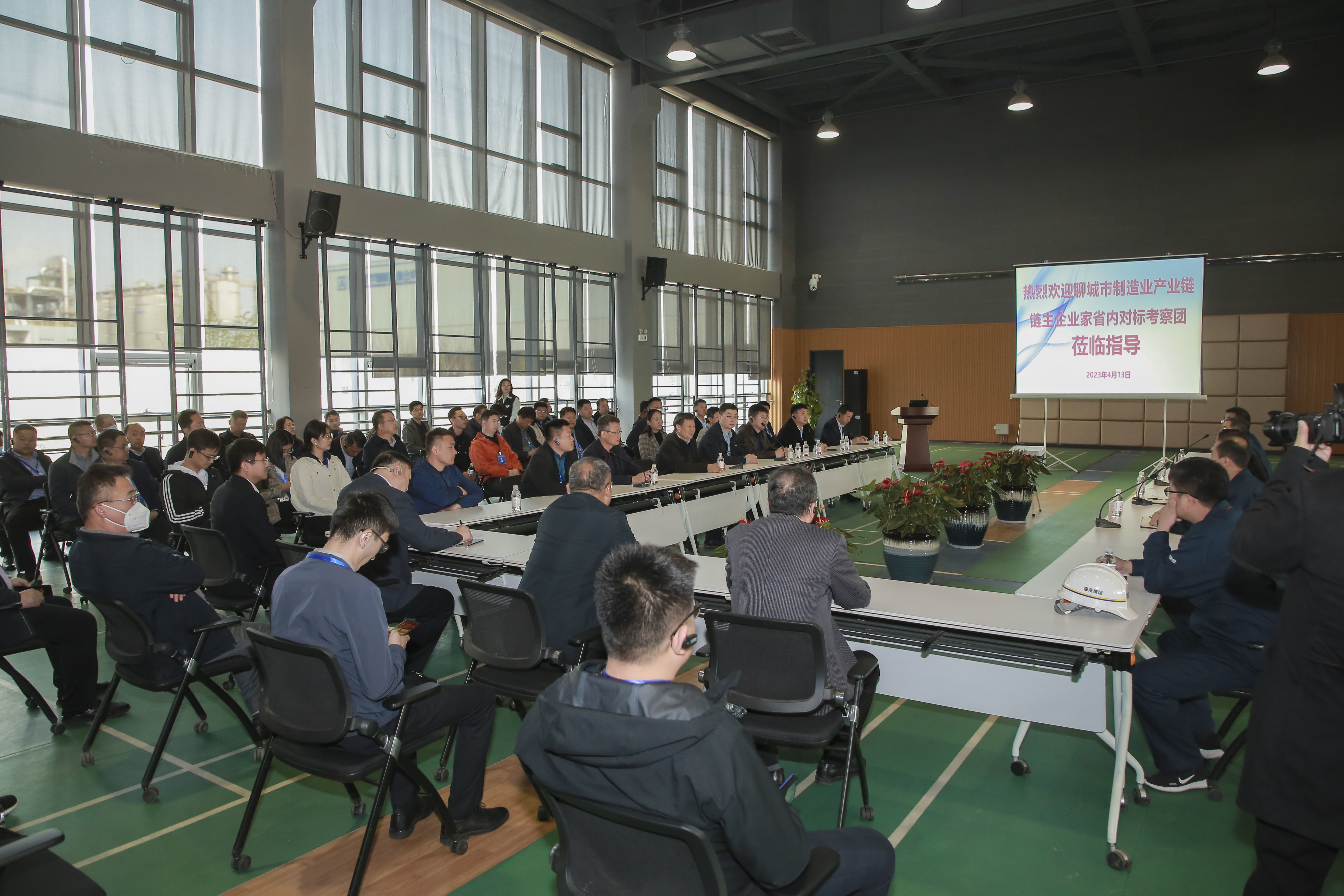 聊城(chéng)工信局到海灣化(hua)學考察交流